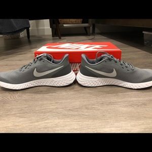 Nike Revolution 5 shoes